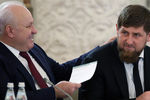 Глава республики Хакасия Виктор Зимин и глава Чечни Рамзан Кадыров перед началом заседания Государственного совета по вопросам совершенствования системы общего образования в Российской Федерации, 2015 год