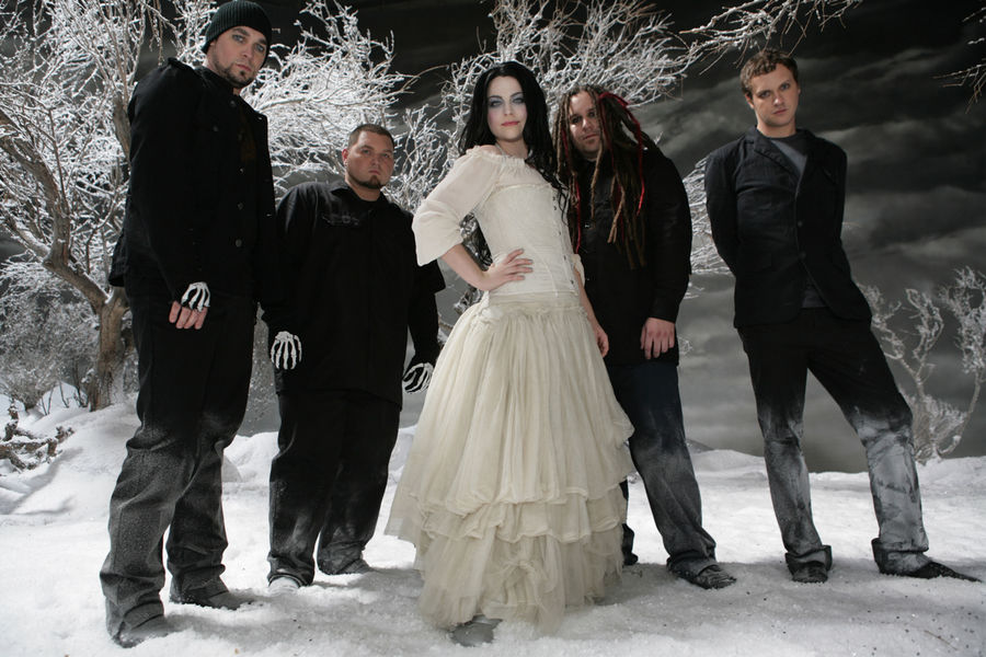 Первые упоминания о&nbsp;группе Evanescence появились в&nbsp;середине 1990-х годов. Такие песни, как 'Give Unto Me' и 'Understanding', а затем 'My Immortal' и 'Haunted', были написаны именно тогда; последние две написал Бен Муди. Бен &mdash; американский музыкант и музыкальный продюсер, бывший гитарист и один из&nbsp;основателей Evanescence