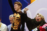 Фигурист Алексей Ягудин со своим тренером Татьяной Тарасовой радуются победе на XIX Зимних Олимпийских играх в Солт-Лейк-Сити, 2002 год
