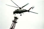 Вертолет «Ми-10К» снимает секцию телебашни, 1 октября 1984 года