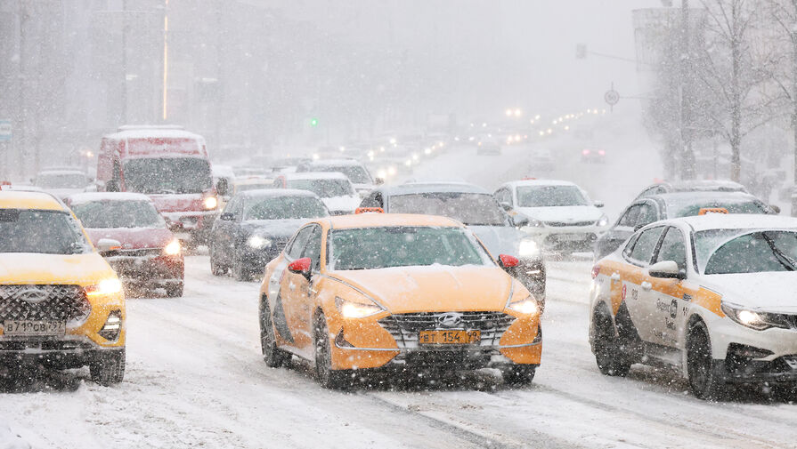 Москва оказалась в снежном коллапсе. Как не попасть в аварию