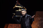 Музыкант Скриллекс (Skrillex) принимает награду за лучшую танцевальную/электронную запись «Rumble» от Skrillex, Fred Again и Flowdan во время 66-й ежегодной премии Грэмми в Лос-Анджелесе, 4 февраля 2024 года