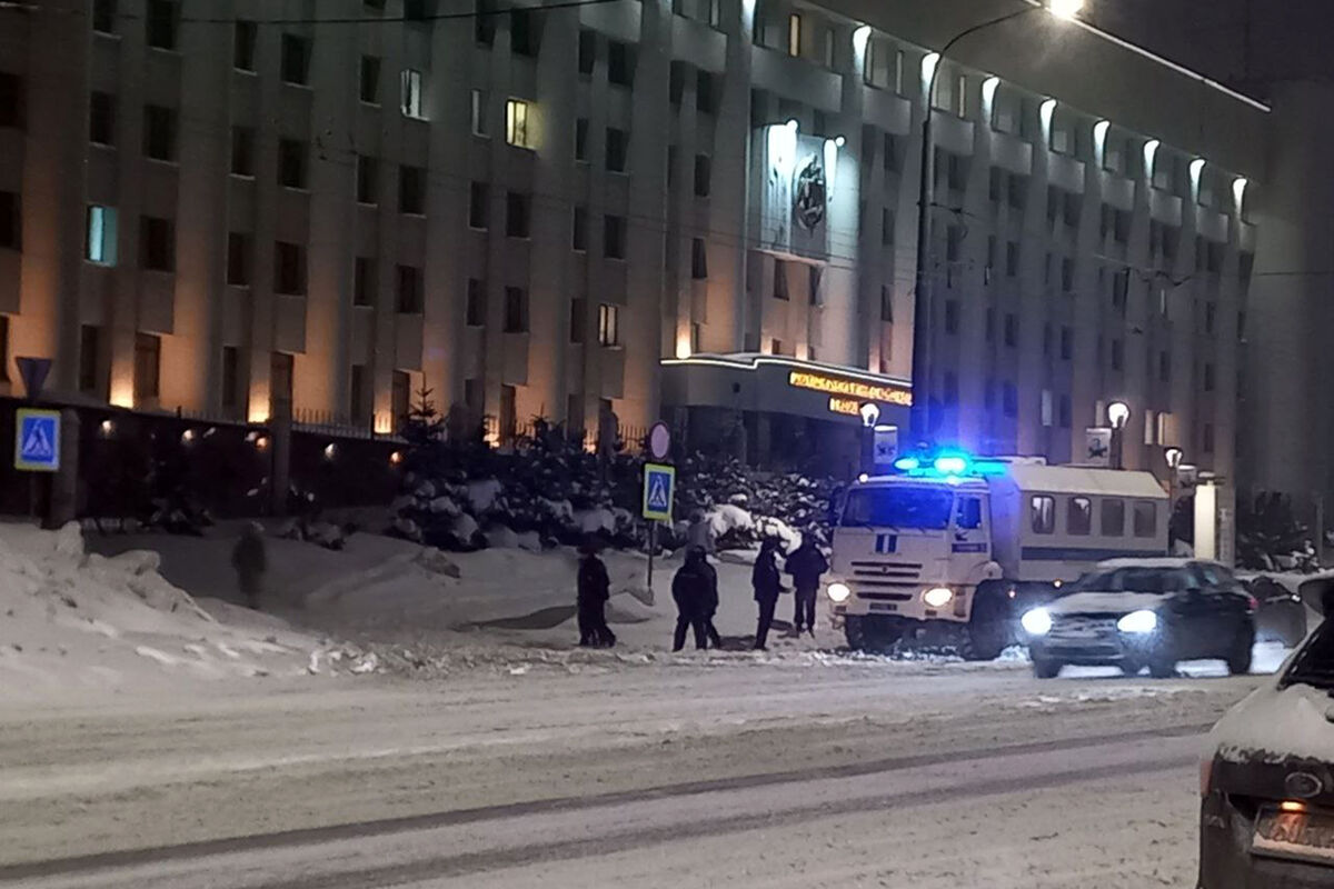 Не менее 11 человек задержаны во время возложения цветов у здания УМВД в  Нижнем Новгороде - Газета.Ru | Новости