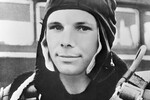 Летчик-истребитель ВВС, член первого отряда космонавтов СССР Юрий Гагарин во время парашютной подготовки, 1960 год