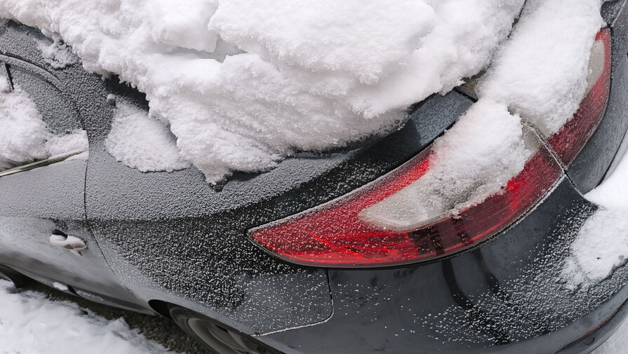 Россиянам рассказали, как действовать при повреждении автомобиля глыбой льда