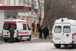 Машины скорой помощи возле московской школы №263