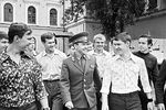 Призывники общаются с военным комиссаром на сборном пункте. Рыбинск, Ярославская область. 1981 год
