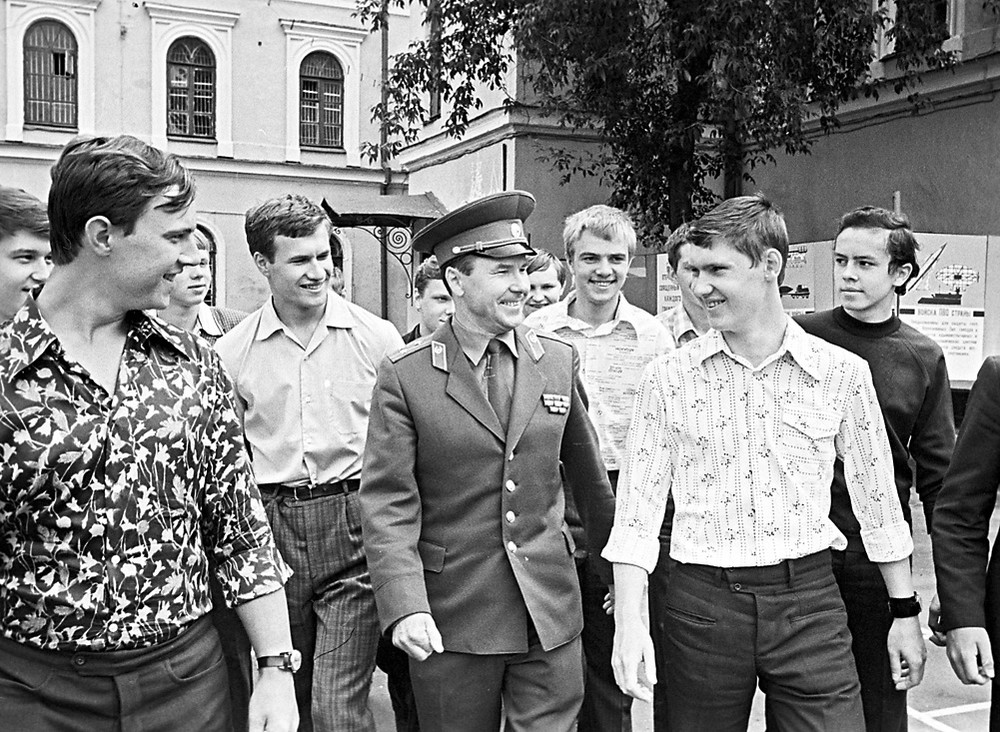 Призывники общаются с военным комиссаром на сборном пункте. Рыбинск, Ярославская область. 1981 год