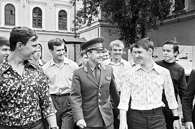 Призывники общаются с военным комиссаром на сборном пункте. Рыбинск, Ярославская область. 1981 год