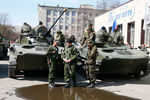 Вооруженные люди и бронетехника в центре Славянска