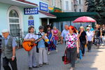 На улицах Луганска обычная жизнь — поют уличные музыканты