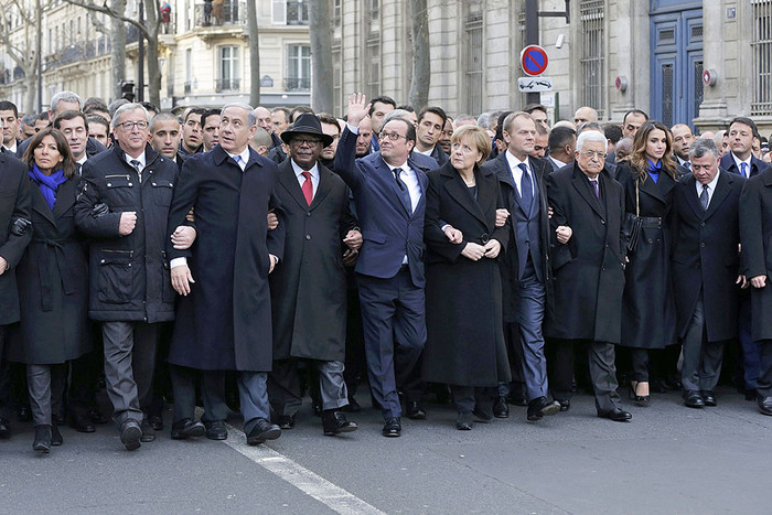 Президент Франции Франсуа Олланд в окружении глав государств во время марша солидарности на улицах Парижа