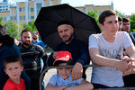 Зрители смотрят показательные выступления участников дрифт-шоу «Спасибо за Победу!», организованного Российским военно-историческим обществом (команда «Раунд-Х») в Грозном
