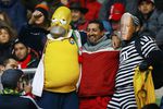 Бразильские болельщики в масках с лицом Гомера Симпсона и Йозефа Блаттера