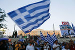 Избиратели отмечают на улицах Афин первые результаты экзит-полов