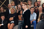 Джулианна Мур на показе Chanel на Неделе высокой моды в Париже