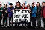 Группа Los Tigres Del Norte держит плакат «United Latinos, don't vote for racists» на церемонии Latin Grammy Awards