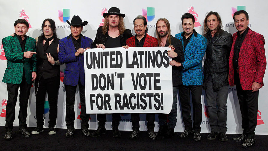 Группа Los Tigres Del Norte держит плакат &laquo;United Latinos, don't vote for racists&raquo; на&nbsp;церемонии Latin Grammy Awards