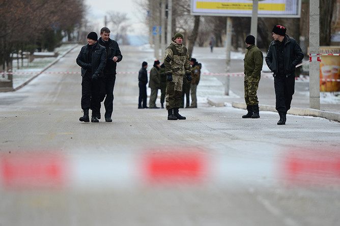 Сотрудники полиции и казаки охраняют территорию около Донецкого областного суда, где 21 марта начнется оглашение приговора гражданке Украины Надежде Савченко