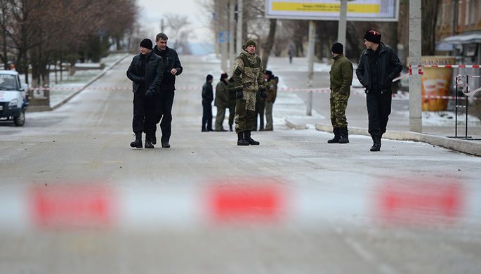 Сотрудники полиции и казаки охраняют территорию около Донецкого областного суда, где 21 марта...