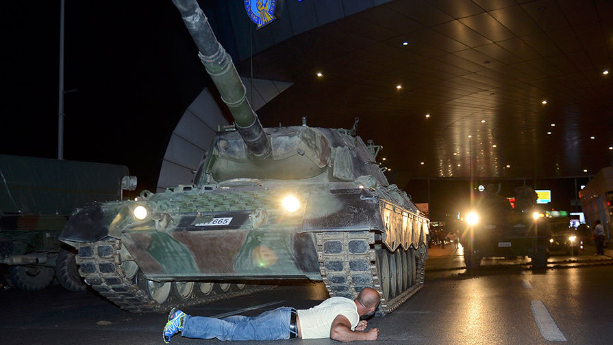 Житель Стамбула пытается остановить танк на подъезде к аэропорту города