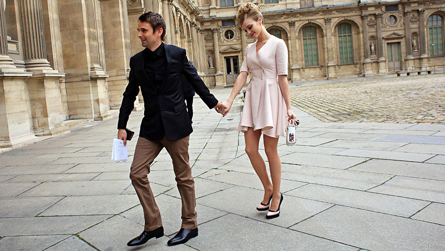Вокалист группы Muse Мэттью Беллами со своей девушкой в Париже