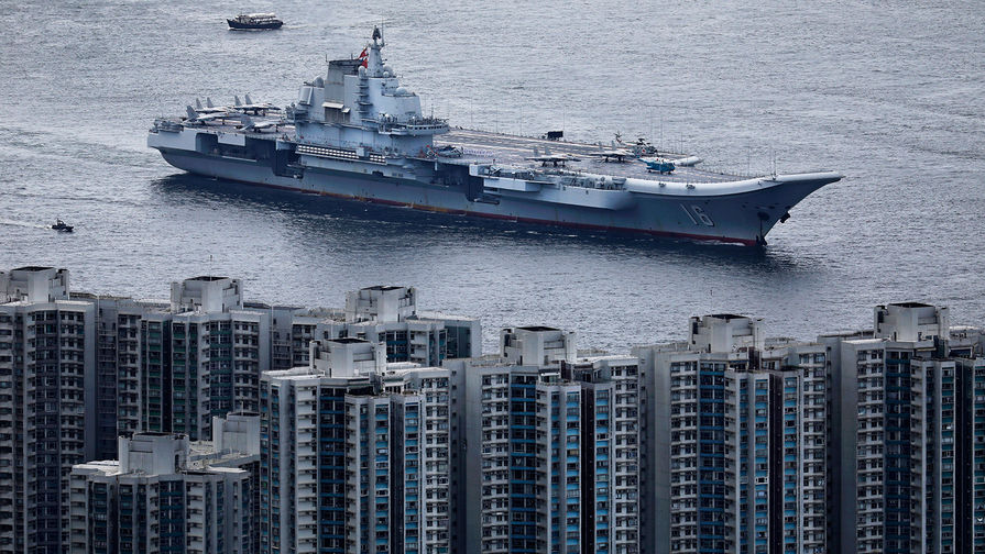 Китайский авианесущий крейсер «Ляонин» в Гонконге, июль 2017 года