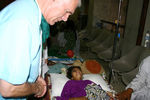 Леонид Рошаль оказывает помощь детям, пострадавшим в результате землетрясения в Пакистане. Исламабад, 2005 год
