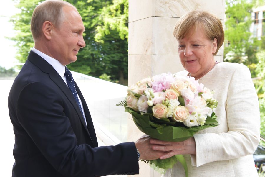 Президент России Владимир Путин и федеральный канцлер ФРГ Ангела Меркель во время встречи в Сочи, 18 мая 2018 года