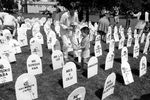 Картонные надгробные памятники на площади Лафайетт в Вашингтоне, США, на акции памяти погибших пассажиров рейса КАL-007, 31 августа 1984 года