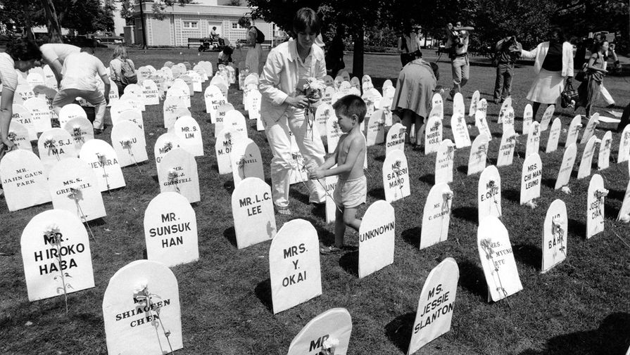 Картонные надгробные памятники на&nbsp;площади Лафайетт в&nbsp;Вашингтоне, США, на&nbsp;акции памяти погибших пассажиров рейса КАL-007, 31 августа 1984 года