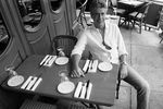 <b>Энтони Бурден (25 июня 1956 — 8 июня 2018).</b> Американский шеф-повар, писатель, путешественник-документалист и телеведущий, известный по программам, исследовавшим международную культуру, кухню и человеческую ситуацию. Бурден считался одним из наиболее влиятельных шеф-поваров современности