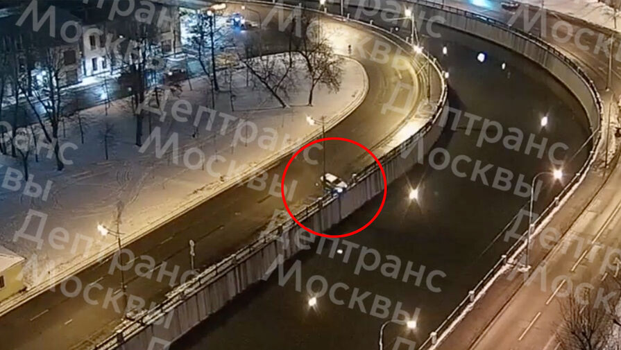 Появилось видео момента падения автомобиля в Яузу в Москве