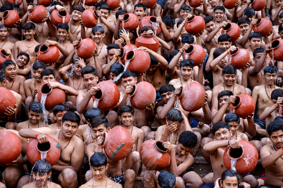 Студенты обливают друг друга водой, совершая священное омовение во время религиозного фестиваля Маг Мела в&nbsp;Ахмадабаде, Индия, 24&nbsp;января 2024&nbsp;года