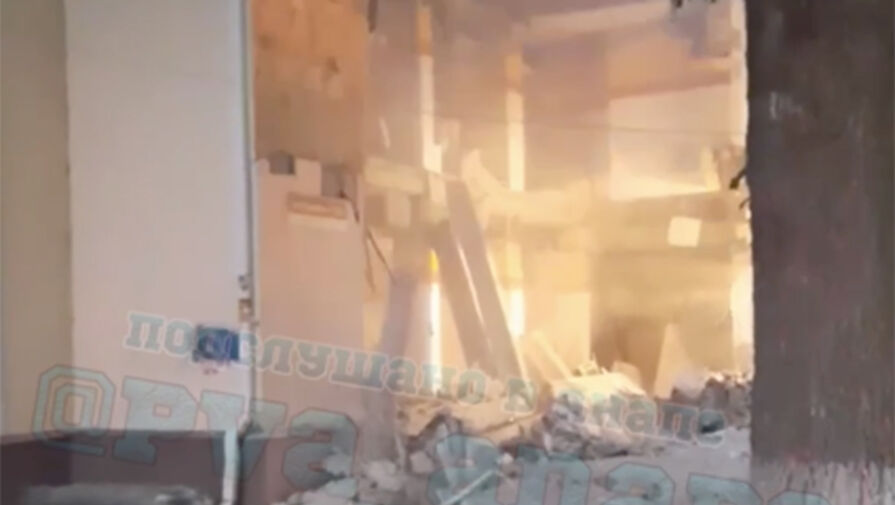 Появилось видео из Анапы, где стена дома обрушилась на автомобиль