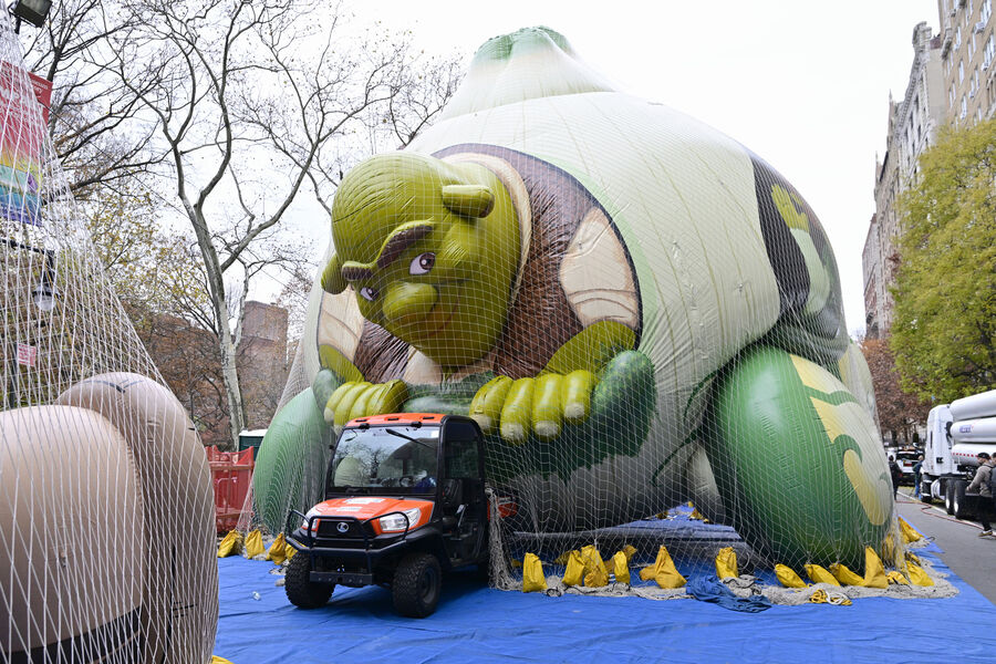 Во время подготовки к&nbsp;параду в&nbsp;честь Дня благодарения в&nbsp;Нью-Йорке, 26&nbsp;ноября 2025&nbsp;года