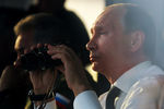 Президент РФ Владимир Путин наблюдает за ходом стратегических командно-штабных учений Российской армии «Центр-2015» на полигоне Донгузский