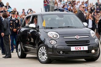 Папа римский Франциск в автомобиле Fiat 500 во время визита в США