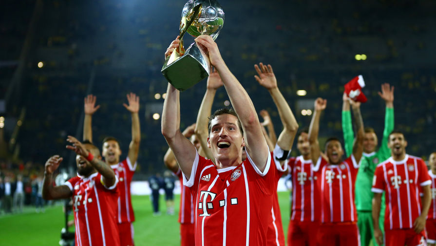 Футболисты «Баварии» празднуют очередной трофей