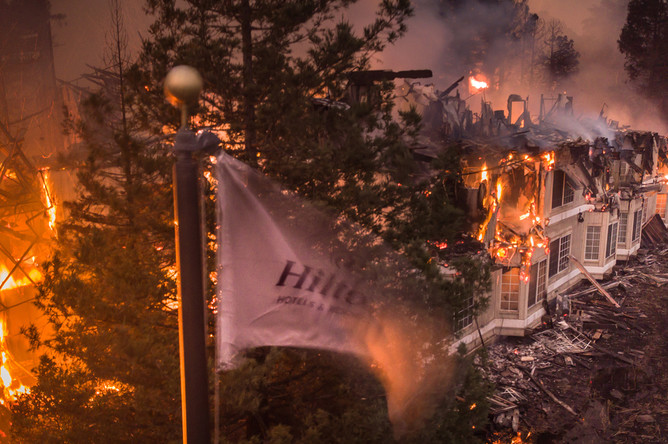 Сгоревший отель Hilton после лесного пожара в городе Санта-Роза, Калифорния, 9 октября 2017 года