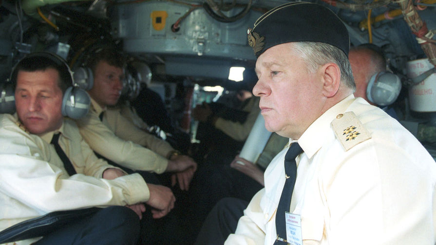 Руководитель экспедиции особого назначения Северного флота вице-адмирал Михаил Моцак во время облета на&nbsp;вертолете района гибели АПЛ &laquo;Курск&raquo;, 20 июля 2001 года