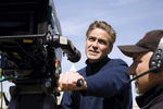 Помимо внушительных достижений на актерском попроще, Клуни добился успеха и как автор кино. Он спродюсировал, написал или лично снял несколько десятков фильмов, включая «Любовь вне правил», «Рок-звезду» с Марком Уолбергом и Дженнифер Энистон, «Бессонницу» с Аль Пачино и «Август» с Мэрил Стрип и Джулией Робертс. На фото Клуни на съемках фильма «Любовь вне правил» (2008)