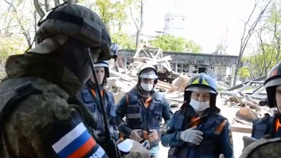 Российские следователи нашли человеческие останки в здании драмтеатра в Мариуполе