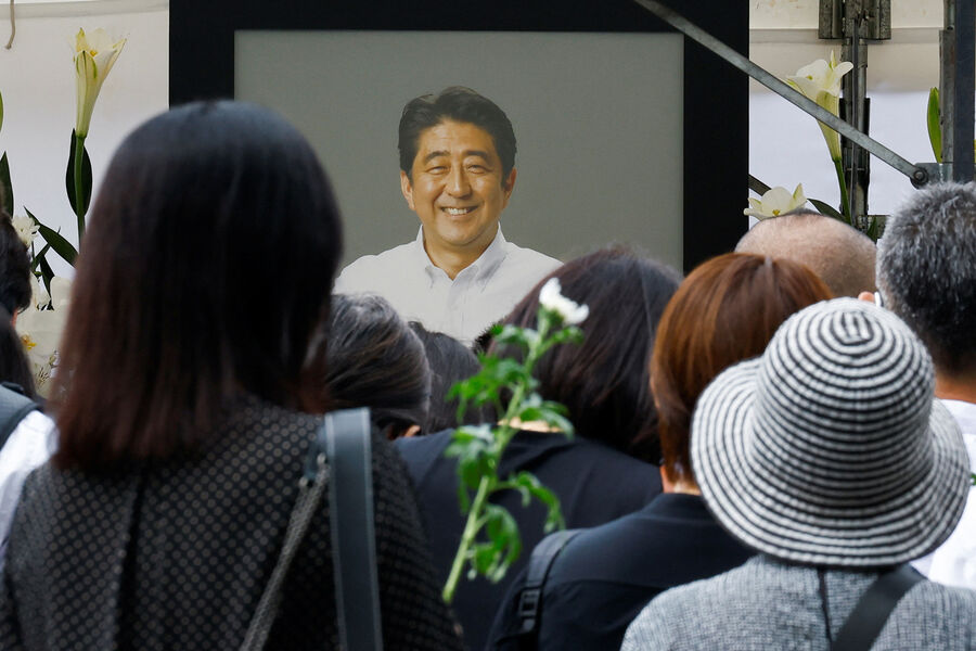 Люди собираются, чтобы возложить цветы к&nbsp;храму Дзодзёдзи, где прошли похороны покойного бывшего премьер-министра Японии Синдзо Абэ, застреленного во время кампании по&nbsp;парламентским выборам, в&nbsp;Токио, Япония, 12&nbsp;июля 2022&nbsp;год