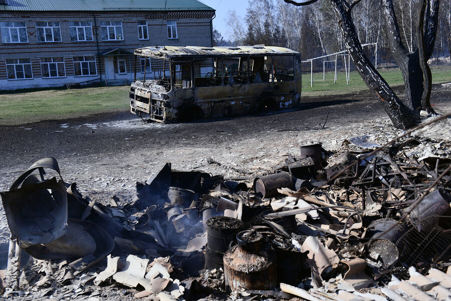 Здание школы после природного пожара в&nbsp;деревне Юлдус Курганской области