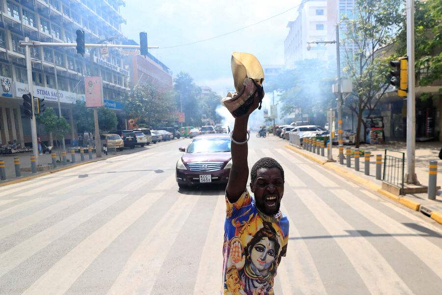 Участник антиправительственной демонстрации в&nbsp;центре Найроби, Кения, 6&nbsp;июня 2023&nbsp;года