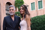 Одной из самых эффектных пар стали Джордж и Амаль Клуни. Супруга актера выбрала для киносмотра винтажное платье Christian Dior 2000 года, которое создал модельер Джон Гальяно. 