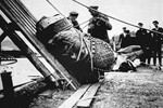 Демонтаж памятника императору Александру III на площади у Храма Христа Спасителя в Москве в 1918 году