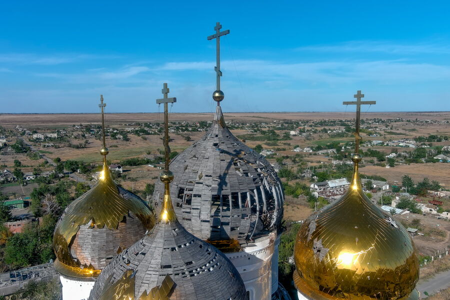Поврежденные в результате обстрелов купола церкви Свято-Успенского Николо-Васильевского монастыря селе Никольское в ДНР, 17 сентября 2025 года