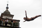 Шестой этап соревнований Red Bull Cliff Diving по прыжкам в воду с высоты 27 м в городе Мостаре